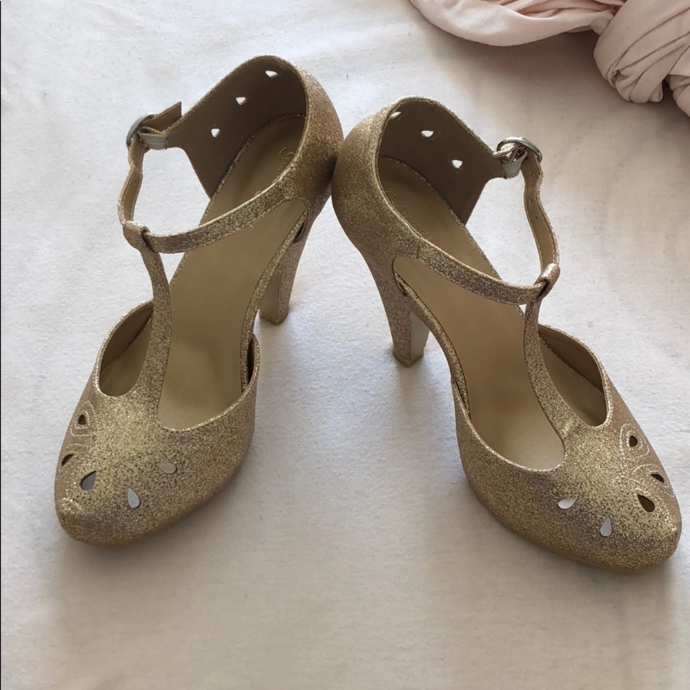 Gorgeous Gold Glitter T-Strap Heels!!